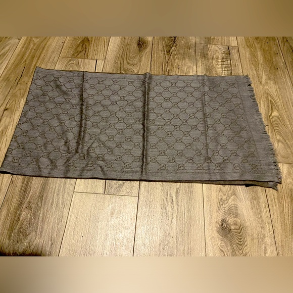 GUCCI Scarf
Monogram GG Pattern
70% Wool 30% Silk
LIGHTBROWN 45x180cm - Picture 2 of 4